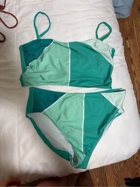 Colorblock Green Two-Piece Bikini Set with Adjustable Straps